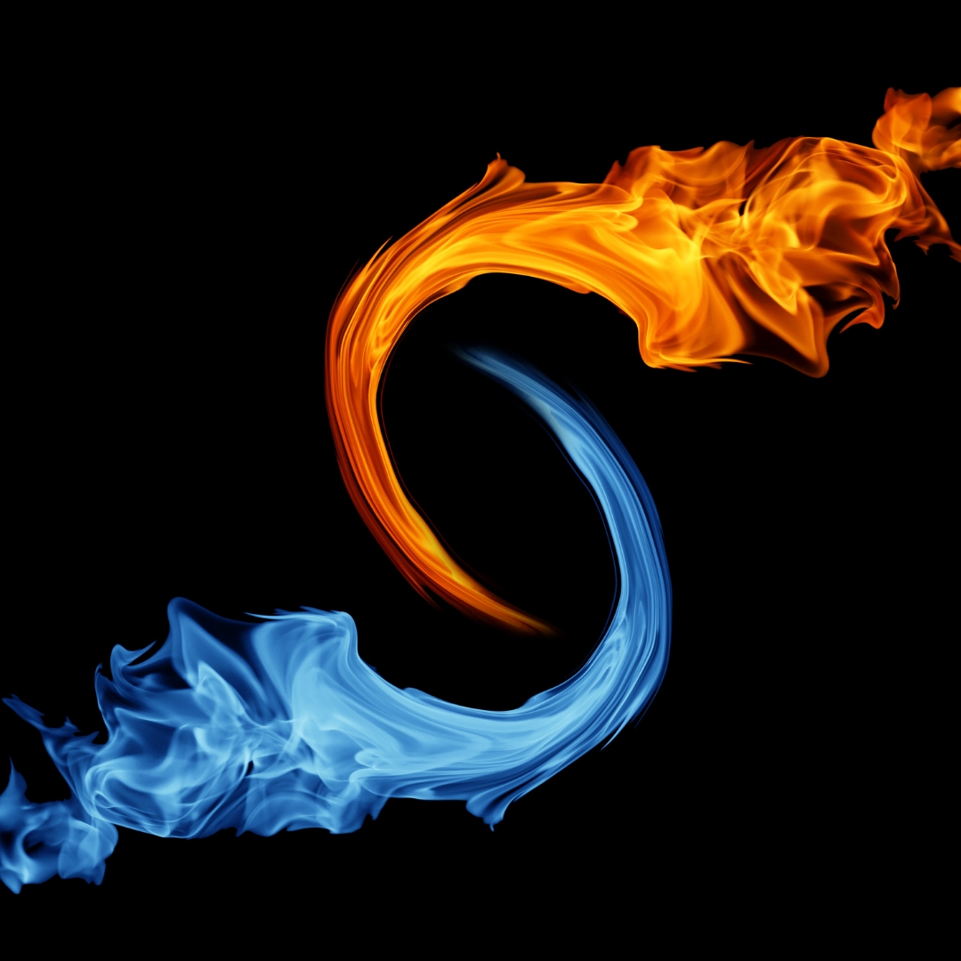Ilustração com duas chamas em um fundo preto que estão dispostas em forma circular a partir da área central da imagem. Uma é vermelha e outra é azul.